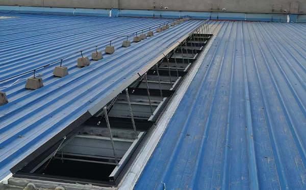 某城市大型商业综合体中庭靖远排烟窗工程