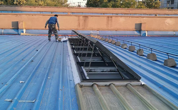 某区域性物流仓储中心靖远排烟窗系统安装项目